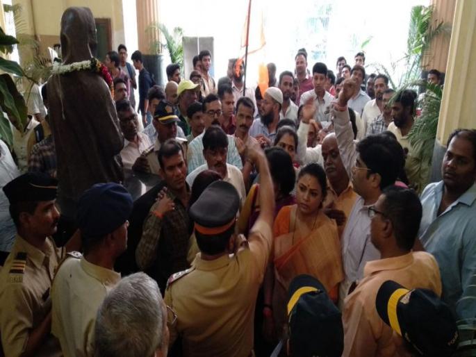 Shiv Sena's Protest outside VJTI college | VJTIच्या दीक्षांत समारंभात जिजाऊंचा अपमान; शिवसेनेच्या दणक्यानंतर संचालकांनी मागितली माफी Shiv Sena's Protest outside VJTI college | VJTIच्या दीक्षांत समारंभात जिजाऊंचा अपमान; शिवसेनेच्या दणक्यानंतर संचालकांनी मागितली माफी