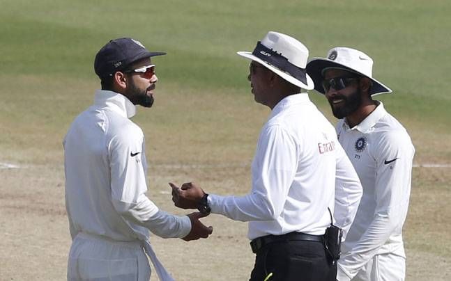 The umpires on the ground have twice apologized, making wrong decisions | मैदानातील पंचांनी दोनदा मागितली माफी, मोठे निर्णय चुकले