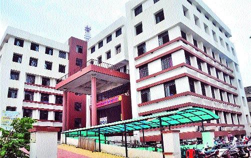 Student's suicide takes place on the college building | महाविद्यालयाच्या इमारतीवरून उडी घेत विद्यार्थिनीची आत्महत्या Student's suicide takes place on the college building | महाविद्यालयाच्या इमारतीवरून उडी घेत विद्यार्थिनीची आत्महत्या