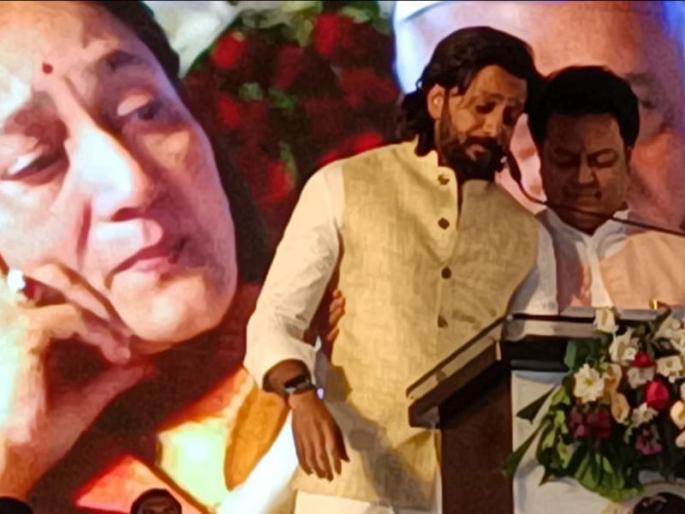 Ritesh Deshmukh breaks down in tears while speaking on the occasion of unveiling the statue of late leader Vilasrao Deshmukh. | दिवंगत विलासराव देशमुख यांच्या पुतळा अनावरण प्रसंगी भाषण करताना रितेश यांना अश्रू अनावर Ritesh Deshmukh breaks down in tears while speaking on the occasion of unveiling the statue of late leader Vilasrao Deshmukh. | दिवंगत विलासराव देशमुख यांच्या पुतळा अनावरण प्रसंगी भाषण करताना रितेश यांना अश्रू अनावर