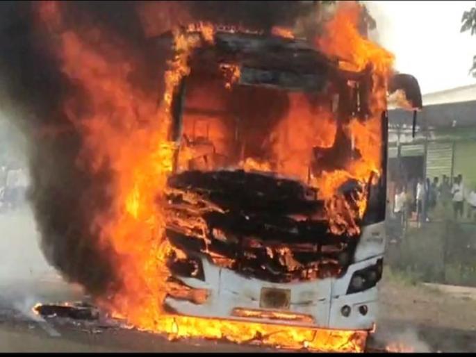 Shivshahi running in Nashik district caught fire; Fortunately, there was no loss of life | नाशिक जिल्ह्यामध्य धावत्या शिवशाहीला भीषण आग; सुदैवाने जीवित हानी टळली Shivshahi running in Nashik district caught fire; Fortunately, there was no loss of life | नाशिक जिल्ह्यामध्य धावत्या शिवशाहीला भीषण आग; सुदैवाने जीवित हानी टळली