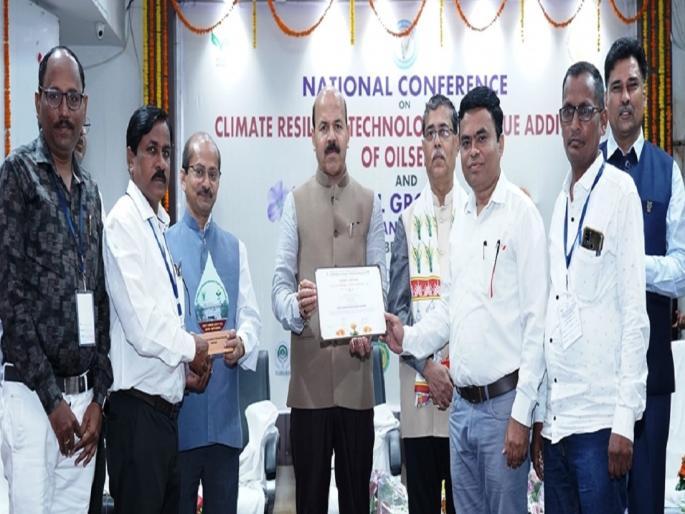 National Award to safflower Research Center of Parbhani Agricultural University | परभणी कृषी विद्यापीठाच्या करडई संशोधन केंद्रास राष्ट्रीय पुरस्कार National Award to safflower Research Center of Parbhani Agricultural University | परभणी कृषी विद्यापीठाच्या करडई संशोधन केंद्रास राष्ट्रीय पुरस्कार