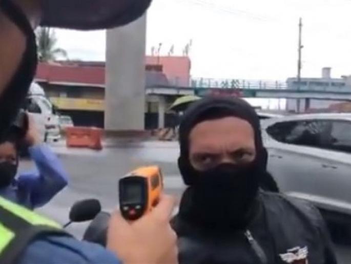 Man in Philippines got fever said drunk vodka to protect himself from corona api | Video : कोरोनापासून बचावासाठी त्याने लगावले वोडकाचे दोन शॉट्स अन्..... Man in Philippines got fever said drunk vodka to protect himself from corona api | Video : कोरोनापासून बचावासाठी त्याने लगावले वोडकाचे दोन शॉट्स अन्.....