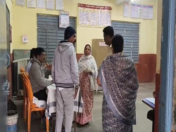 Local Body Election Voting: Some EVM machines are off, some are bogus voters, and some are long queues; Voting begins for municipal elections in Maharashtra | कुठे EVM मशिन बंद, कुठे बोगस मतदार, तर कुठे लांबच लांब रांग; नगरपालिकांच्या निवडणुकीसाठी मतदान सुरू