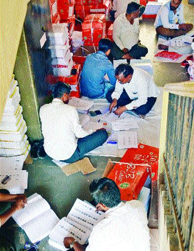 Running of employees for Solapur Lok Sabha election electoral rolls | सोलापूर लोकसभा निवडणूक मतदार याद्या घेण्यासाठी कर्मचाºयांची धावपळ
