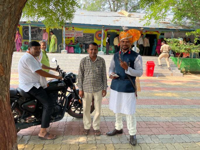 The bridegroom exercised his right to vote before his marriage, Khamgoan, Lok Sabha Election 2024 | आधी लगीन लोकशाहीचे; नवरदेवाने स्वतःच्या विवाहपूर्वी बजावला मतदानाचा हक्क The bridegroom exercised his right to vote before his marriage, Khamgoan, Lok Sabha Election 2024 | आधी लगीन लोकशाहीचे; नवरदेवाने स्वतःच्या विवाहपूर्वी बजावला मतदानाचा हक्क