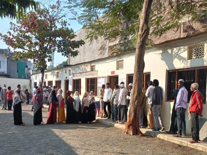 'Historic' voting for Jalna Municipal Corporation! Voters queue to elect first administrator | जालना मनपासाठी 'ऐतिहासिक' मतदान! पहिल्या कारभाऱ्यांच्या निवडीला मतदारांच्या रांगा 'Historic' voting for Jalna Municipal Corporation! Voters queue to elect first administrator | जालना मनपासाठी 'ऐतिहासिक' मतदान! पहिल्या कारभाऱ्यांच्या निवडीला मतदारांच्या रांगा