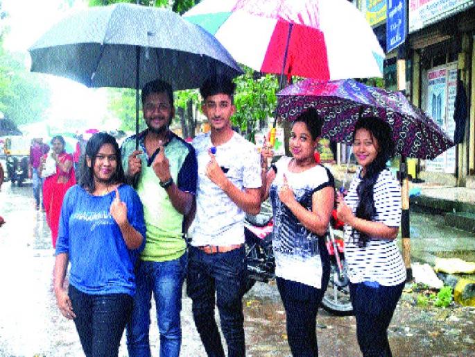 Rainy notes in voting, enthusiasm of new voters in Mira-Bhinder: | मतदानात पावसाचा नोटा, मीरा-भार्इंदरमध्ये नवमतदारांचा उत्साह : प्रभाग पद्धतीने वाढवला गोंधळ  