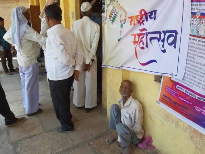 Failure of 396 polling booths: Polling machines changed | ३९६ मतदान यंत्रांमध्ये बिघाड : मतदान यंत्रे बदलली Failure of 396 polling booths: Polling machines changed | ३९६ मतदान यंत्रांमध्ये बिघाड : मतदान यंत्रे बदलली