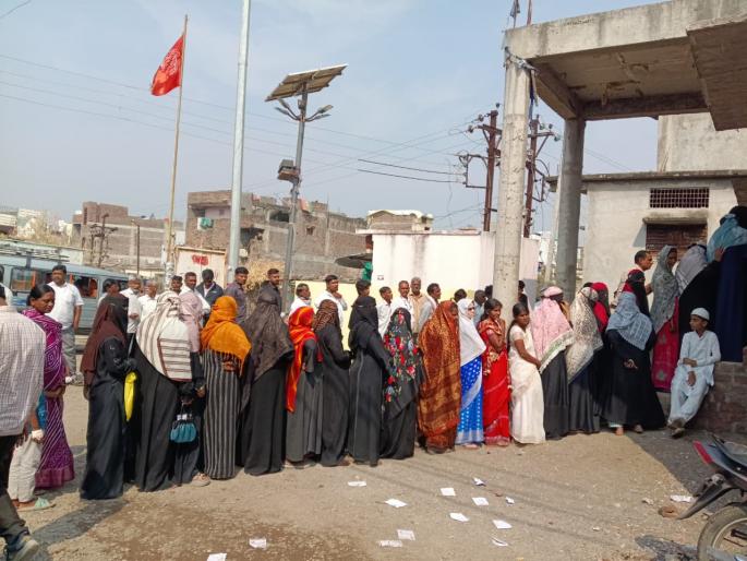 Parabhani: Sonpeth leading; Manavat trailing; More than 37 percent voting till noon | Parabhani: सोनपेठ आघाडीवर; मानवत पिछाडीवर; दुपारपर्यंत ३७ टक्के पेक्षा अधिक मतदान