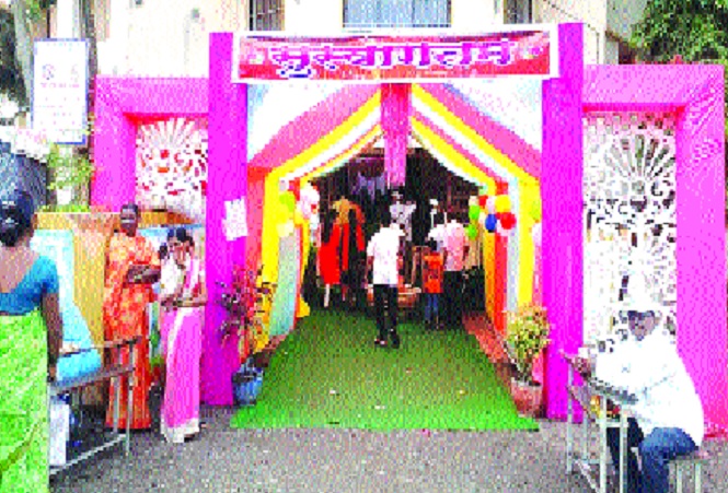Voter reception at Ideal Center | आदर्श केंद्रावर मतदारांचे जंगी स्वागत -: फुग्यांच्या सजावटीसह रांगोळी Voter reception at Ideal Center | आदर्श केंद्रावर मतदारांचे जंगी स्वागत -: फुग्यांच्या सजावटीसह रांगोळी