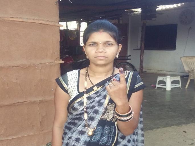 Tribal woman's revolutionary step, breaks tradition of voting boycott | आदिवासी महिलेचे क्रांतिकारी पाऊल, मोडली मतदान बहिष्काराची परंपरा Tribal woman's revolutionary step, breaks tradition of voting boycott | आदिवासी महिलेचे क्रांतिकारी पाऊल, मोडली मतदान बहिष्काराची परंपरा