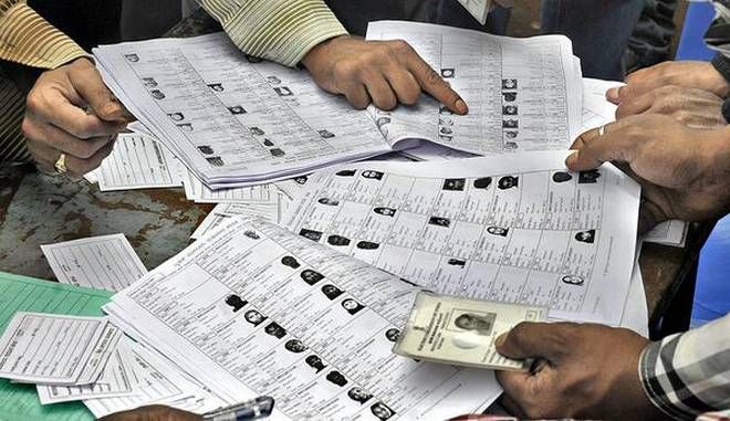 Names of 2.47 lakh voters in Nagpur district without photographs to be 'deleted' | छायाचित्र नसलेल्या नागपूर जिल्ह्यातील २.४७ लाख मतदारांची नावे होणार ‘डिलिट’ Names of 2.47 lakh voters in Nagpur district without photographs to be 'deleted' | छायाचित्र नसलेल्या नागपूर जिल्ह्यातील २.४७ लाख मतदारांची नावे होणार ‘डिलिट’