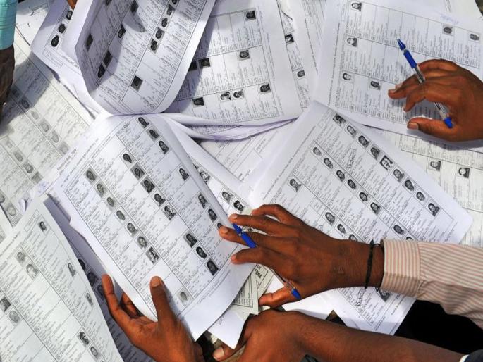 Malfunctions in voter lists in Kannada; Hundreds of voters manipulated using 3 Aadhaar numbers! | कन्नडमध्ये मतदार याद्यांमध्ये गैरप्रकार; ३ आधार क्रमांक वापरून शेकडो मतदारांची हेराफेरी! Malfunctions in voter lists in Kannada; Hundreds of voters manipulated using 3 Aadhaar numbers! | कन्नडमध्ये मतदार याद्यांमध्ये गैरप्रकार; ३ आधार क्रमांक वापरून शेकडो मतदारांची हेराफेरी!