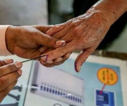 In Thane district 4,585 voters crossed 100 | ठाणे जिल्ह्यात ४,५८५ मतदारांनी पार केली शंभरी