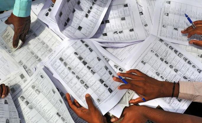 The voters will be verified by house-to-house visits by Election Commission | ऐकलं का? आता अधिकारीच तुमच्या घरी येतील; मतदार यादीत नाव आहे का पाहा The voters will be verified by house-to-house visits by Election Commission | ऐकलं का? आता अधिकारीच तुमच्या घरी येतील; मतदार यादीत नाव आहे का पाहा