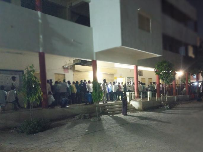 Hundreds of voters lined up at the polling station in Parbhani after six o'clock | परभणीतील मतदान केंद्रावर सहा वाजेनंतर शेकडो मतदार रांगेत; प्रक्रिया सुरूच राहणार Hundreds of voters lined up at the polling station in Parbhani after six o'clock | परभणीतील मतदान केंद्रावर सहा वाजेनंतर शेकडो मतदार रांगेत; प्रक्रिया सुरूच राहणार