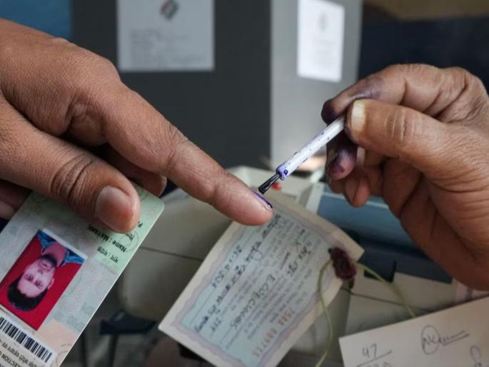 2,728 voters in the suburbs will exercise their rights from home | उपनगरांतील 2,728 मतदार घरूनच बजावणार हक्क 2,728 voters in the suburbs will exercise their rights from home | उपनगरांतील 2,728 मतदार घरूनच बजावणार हक्क