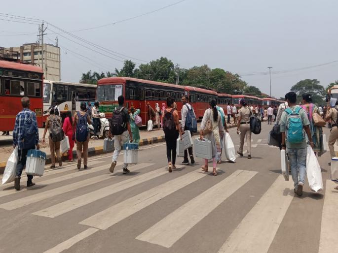 For the Maval Lok Sabha election the team left for the polling stations with voting material | मावळ लोकसभा निवडणूकीसाठी मतदान केंद्रांवर मतदान साहित्य घेऊन पथक रवाना