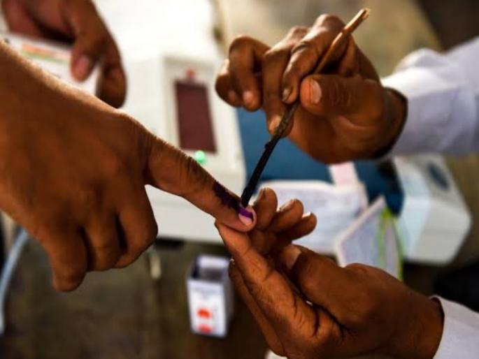 More than 26 lakh voters after 80 years of age will vote from home this year | ८० वर्षांपुढील २६ लाखाहूनही अधिक मतदार यंदा घरून करणार मतदान More than 26 lakh voters after 80 years of age will vote from home this year | ८० वर्षांपुढील २६ लाखाहूनही अधिक मतदार यंदा घरून करणार मतदान