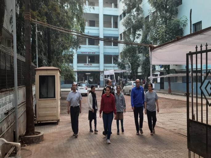 Appear at the polling station half an hour before; Queues of voters in Shivajinagar since morning | अर्धा तास अगोदरच मतदार केंद्रात हजर; शिवाजीनगरमध्ये सकाळपासूनच मतदारांच्या रांगा Appear at the polling station half an hour before; Queues of voters in Shivajinagar since morning | अर्धा तास अगोदरच मतदार केंद्रात हजर; शिवाजीनगरमध्ये सकाळपासूनच मतदारांच्या रांगा