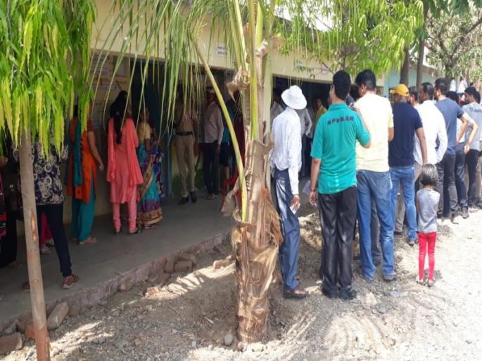 Lok Sabha Elections 2019 - Maval 18.04 and Shirur 16.21 percent of the voting | लोकसभा निवडणूक २०१९ - मावळमध्ये दुपारपर्यंत १८ .४  तर शिरुरला १६.२१ टक्के मतदान  Lok Sabha Elections 2019 - Maval 18.04 and Shirur 16.21 percent of the voting | लोकसभा निवडणूक २०१९ - मावळमध्ये दुपारपर्यंत १८ .४  तर शिरुरला १६.२१ टक्के मतदान