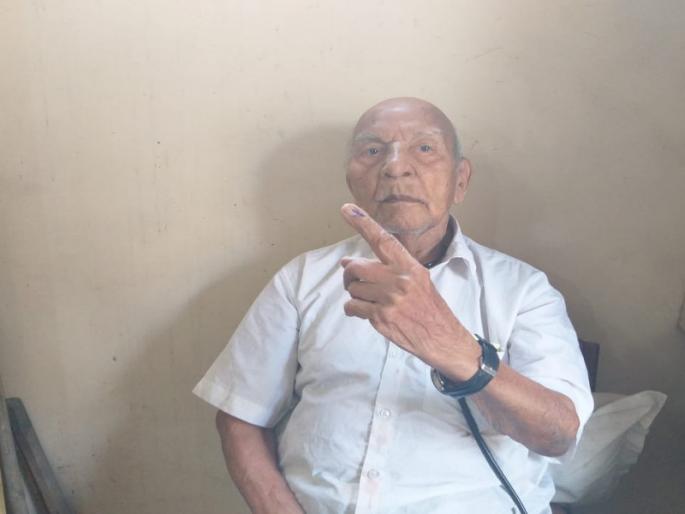 105 years dr. ghatpande who voting from the first Lok Sabha | पहिल्या लोकसभेपासून मतदान करणाऱ्या १०५ वर्षांच्या डॉ घाटपांडे यांनी केले मतदानाचे आवाहन 105 years dr. ghatpande who voting from the first Lok Sabha | पहिल्या लोकसभेपासून मतदान करणाऱ्या १०५ वर्षांच्या डॉ घाटपांडे यांनी केले मतदानाचे आवाहन