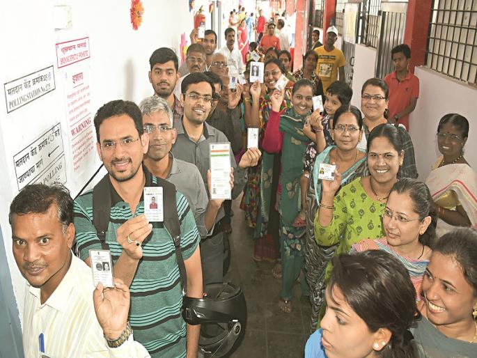 Maharashtra Election 2019: Aurangabad West: New voters queue up and vote | Maharashtra Election 2019 : औरंगाबाद पश्चिम : नवमतदारांनी रांगा लावून उत्साहात केले मतदान Maharashtra Election 2019: Aurangabad West: New voters queue up and vote | Maharashtra Election 2019 : औरंगाबाद पश्चिम : नवमतदारांनी रांगा लावून उत्साहात केले मतदान