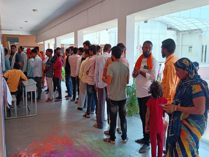 Queues of voters in Jalna; 21.35 percent polling till 11 am | जालन्यात मतदारांच्या रांगा; सकाळी ११ वाजेपर्यंत २१.३५ टक्के मतदान Queues of voters in Jalna; 21.35 percent polling till 11 am | जालन्यात मतदारांच्या रांगा; सकाळी ११ वाजेपर्यंत २१.३५ टक्के मतदान