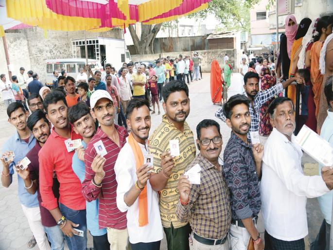 Record-breaking turnout in Aurangabad low, Beed, Jalna; Fate of veteran candidates 'EVM' off | औरंगाबादमध्ये कमी तर बीड, जालन्यात रेकॉर्डब्रेक मतदान; फायनल टक्केवारी झाली जाहीर