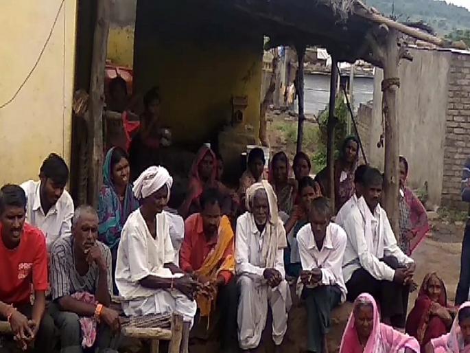 Maharashtra Election 2019: 'Want Road to the village ...'; Karwadi villagers boycott voting for road demands | Maharashtra Election 2019 : 'गावाला रस्ता हवा...'; रस्त्याच्या मागणीसाठी करवाडी ग्रामस्थांचा मतदानावर बहिष्कार Maharashtra Election 2019: 'Want Road to the village ...'; Karwadi villagers boycott voting for road demands | Maharashtra Election 2019 : 'गावाला रस्ता हवा...'; रस्त्याच्या मागणीसाठी करवाडी ग्रामस्थांचा मतदानावर बहिष्कार