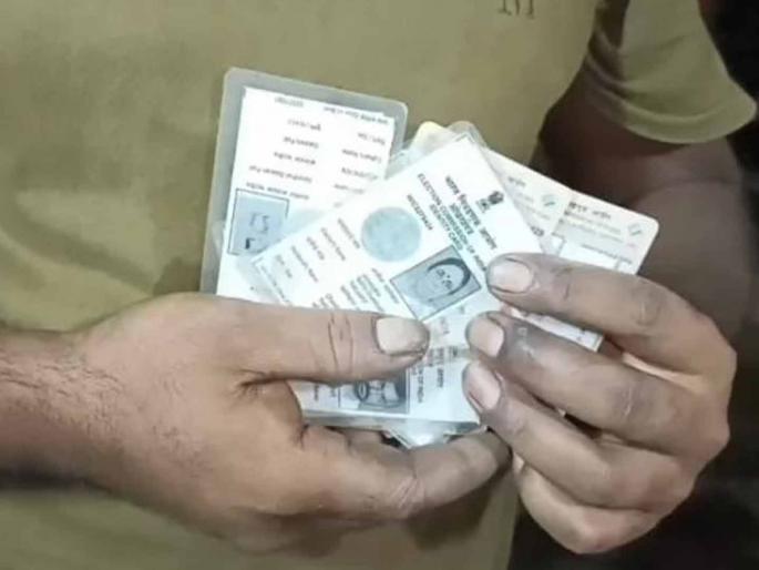Bagful of voter ID cards found in Pisvali village Kalyan | धक्कादायक! पिसवली गावात सापडली गोणीभर मतदार ओळखपत्रे Bagful of voter ID cards found in Pisvali village Kalyan | धक्कादायक! पिसवली गावात सापडली गोणीभर मतदार ओळखपत्रे