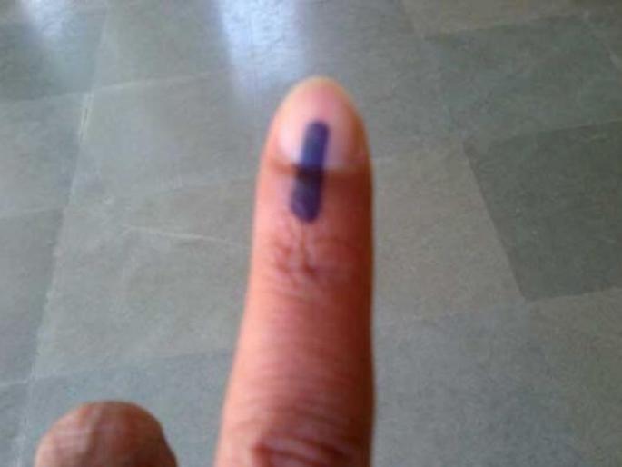 Maharashtra Assembly Election 2019 : In Nagpur, 57.19 percent voting, 42.81 percent voter turnout | Maharashtra Assembly Election 2019 : नागपुरात ५७.१९ टक्के मतदान, ४२.८१ टक्के मतदारांची मतदानाकडे पाठ Maharashtra Assembly Election 2019 : In Nagpur, 57.19 percent voting, 42.81 percent voter turnout | Maharashtra Assembly Election 2019 : नागपुरात ५७.१९ टक्के मतदान, ४२.८१ टक्के मतदारांची मतदानाकडे पाठ