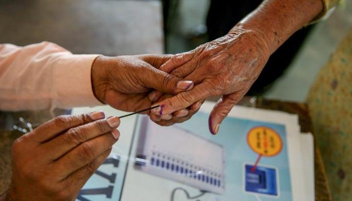Voting has to be done by checking the temperature! | तापमान तपासूनच करावे लागणार मतदान ! Voting has to be done by checking the temperature! | तापमान तपासूनच करावे लागणार मतदान !