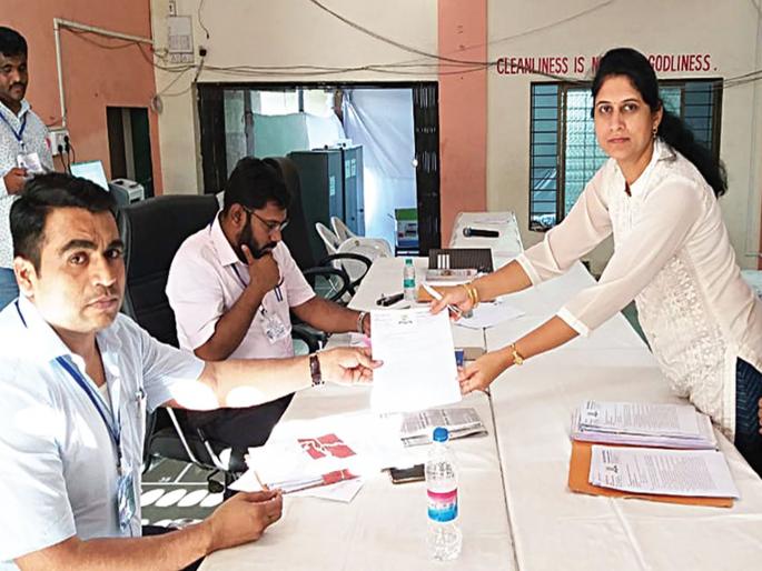 Kharghar voters voting! | खारघरमध्ये मतदारयाद्यांत घोळ! Kharghar voters voting! | खारघरमध्ये मतदारयाद्यांत घोळ!