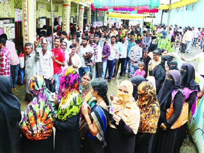 Maharashtra Election 2019: 5% turnout in Nanded district; 3 candidates' fate closed in EVM machine | Maharashtra Election 2019 : नांदेड जिल्ह्यात ६५ टक्के मतदान;१३५ उमेदवारांचे भवितव्य ईव्हीएम यंत्रात बंद Maharashtra Election 2019: 5% turnout in Nanded district; 3 candidates' fate closed in EVM machine | Maharashtra Election 2019 : नांदेड जिल्ह्यात ६५ टक्के मतदान;१३५ उमेदवारांचे भवितव्य ईव्हीएम यंत्रात बंद