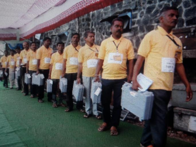 Nearly one thousand officers, employees' | Lok Sabha Election 2019 Results :सुमारे एक हजार अधिकारी, कर्मचाऱ्यांचे राबले हात Nearly one thousand officers, employees' | Lok Sabha Election 2019 Results :सुमारे एक हजार अधिकारी, कर्मचाऱ्यांचे राबले हात