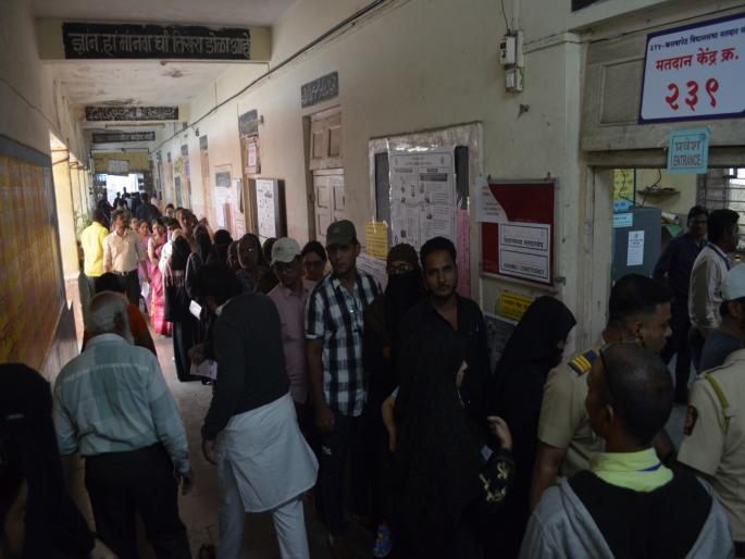 54 percent polling till 5 pm in Pune; Highest turnout in Indapur, enthusiasm in rural areas | पुण्यात ५ वाजेपर्यंत ५४ टक्के मतदान; सर्वाधिक मतदान इंदापूरात, ग्रामीण भागात उत्साह टिकून 54 percent polling till 5 pm in Pune; Highest turnout in Indapur, enthusiasm in rural areas | पुण्यात ५ वाजेपर्यंत ५४ टक्के मतदान; सर्वाधिक मतदान इंदापूरात, ग्रामीण भागात उत्साह टिकून