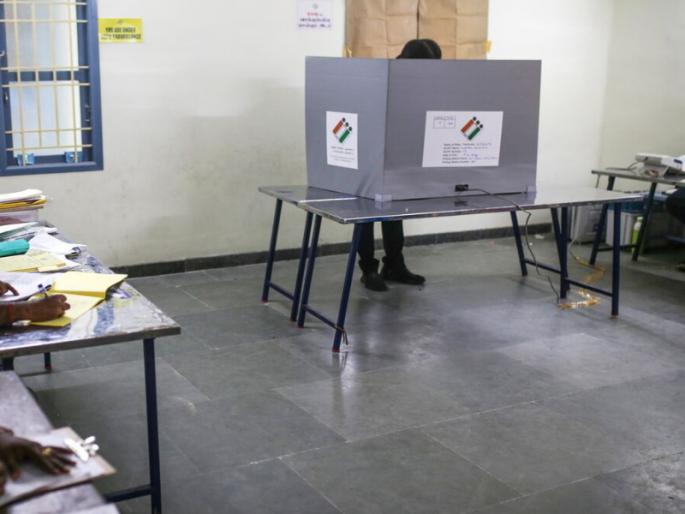 796 health workers of Pune Municipal Corporation are working at the polling station 625 wheelchairs, 47 ambulances, 12 medical officers in service | मतदान केंद्रावर पुणे महापालिकेचे ७९६ आरोग्य सेवक कार्यरत; ६२५ व्हिलचेअर, ४७ ॲब्युलन्स, १२ वैद्यकीय अधिकारी सेवेत