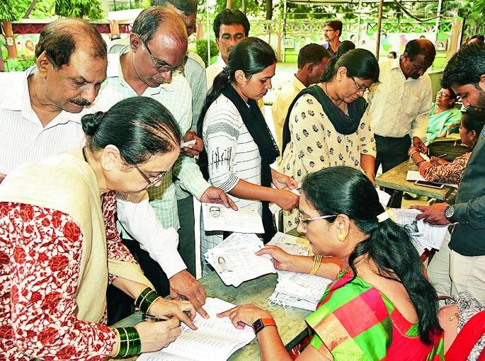 Maharashtra Assembly Election 2019 : South-West Nagpur: Decrease in 'hyprofile' constituency: voting 50.37% | Maharashtra Assembly Election 2019 : दक्षिण- पश्चिम नागपूर  : ‘हायप्रोफाईल’ मतदारसंघातच घट : मतदान ५०.३७% Maharashtra Assembly Election 2019 : South-West Nagpur: Decrease in 'hyprofile' constituency: voting 50.37% | Maharashtra Assembly Election 2019 : दक्षिण- पश्चिम नागपूर  : ‘हायप्रोफाईल’ मतदारसंघातच घट : मतदान ५०.३७%