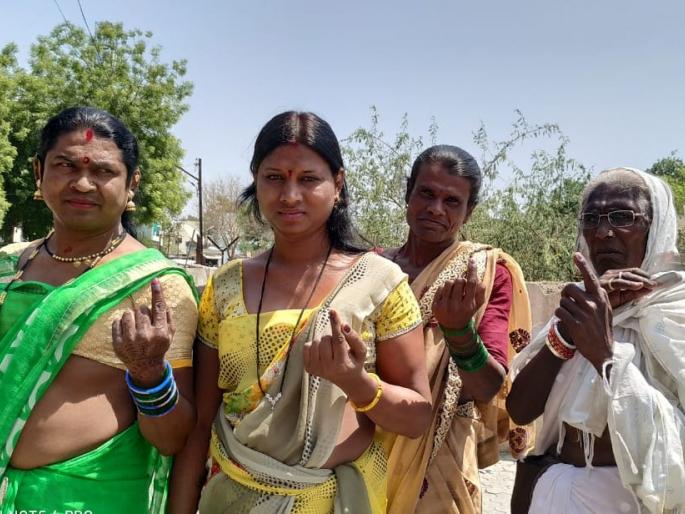 We have our rights; In Nanded 48 third genders did voting | आम्ही आमचा हक्क बजावला; नांदेडात ४८ तृतीयपंथीयांनी केले मतदान We have our rights; In Nanded 48 third genders did voting | आम्ही आमचा हक्क बजावला; नांदेडात ४८ तृतीयपंथीयांनी केले मतदान