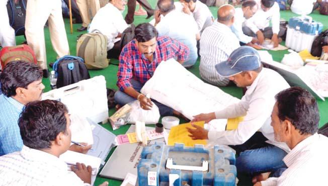 ११ Assembly Constituency; Appointment of 19 thousand 5 persons | ११ विधानसभा मतदारसंघातील १९ हजार २५२ कर्मचाºयांच्या हाती सोपविले मतदान साहित्य ११ Assembly Constituency; Appointment of 19 thousand 5 persons | ११ विधानसभा मतदारसंघातील १९ हजार २५२ कर्मचाºयांच्या हाती सोपविले मतदान साहित्य