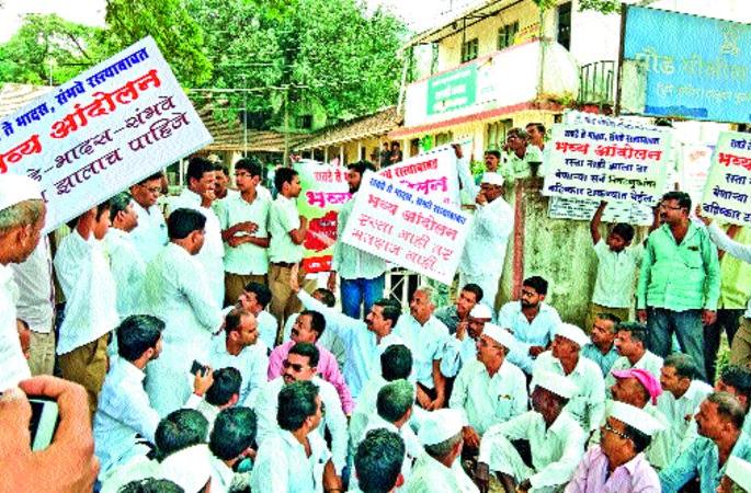 'No road, no vote' | ‘रस्ता नाही तर मतदान नाही’ 'No road, no vote' | ‘रस्ता नाही तर मतदान नाही’