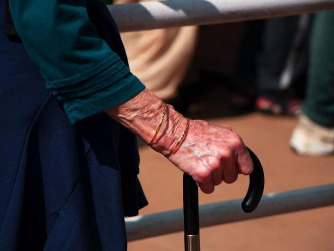 Concerns of senior citizens also increased! | ज्येष्ठ नागरिकांची काळजी अन् घुसमटही वाढली! Concerns of senior citizens also increased! | ज्येष्ठ नागरिकांची काळजी अन् घुसमटही वाढली!