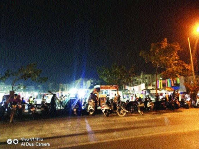 The market is in Virar due to traffic conglomerate | विरारमध्ये होते आहे बाजारामुळे वाहतूककोंडी The market is in Virar due to traffic conglomerate | विरारमध्ये होते आहे बाजारामुळे वाहतूककोंडी