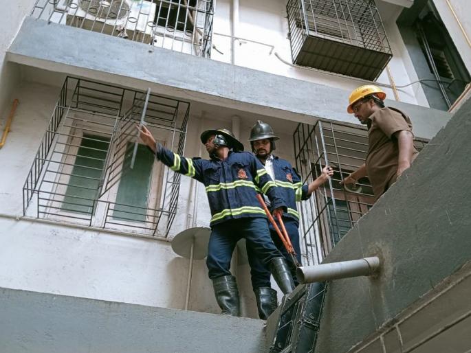 The safe release of an old woman trapped in a house; Events in Vrindavar Society | घरात अडकलेल्या वृद्धेची सुखरुप सुटका; वृंदावर साेसायटीतील घटना The safe release of an old woman trapped in a house; Events in Vrindavar Society | घरात अडकलेल्या वृद्धेची सुखरुप सुटका; वृंदावर साेसायटीतील घटना