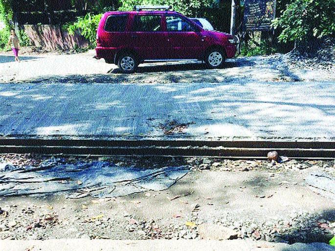 Four months later the road is still halfway up | चार महिने उलटूनही रस्ता अर्धवट Four months later the road is still halfway up | चार महिने उलटूनही रस्ता अर्धवट