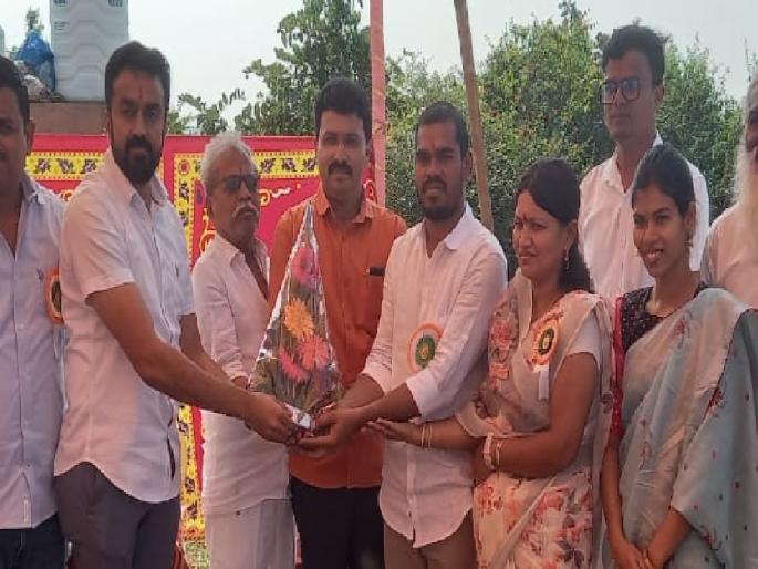 Galai businessman Yuvraj Shinde donated 15 lakhs to build rooms in the old age home in memory of the girl | Sangli: लेंगरेच्या दाम्पत्याची लेकीच्या स्मरणार्थ वृद्धाश्रमास मदत, १५ लाखात खोल्या बांधून देणार Galai businessman Yuvraj Shinde donated 15 lakhs to build rooms in the old age home in memory of the girl | Sangli: लेंगरेच्या दाम्पत्याची लेकीच्या स्मरणार्थ वृद्धाश्रमास मदत, १५ लाखात खोल्या बांधून देणार