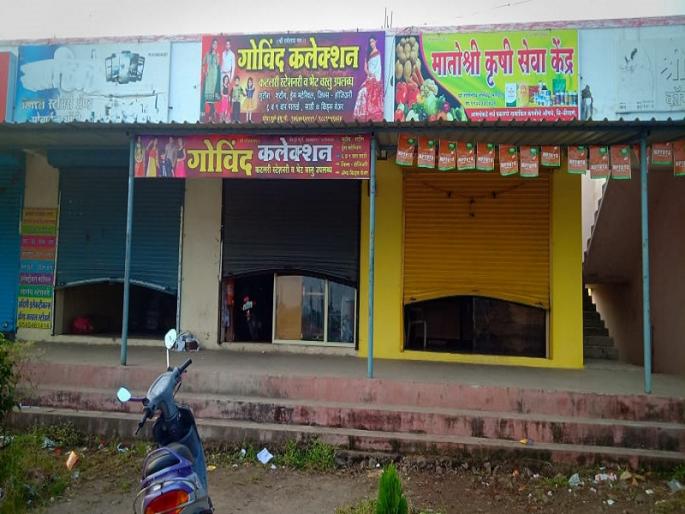 Thieves burst into seven shops at Varudi Fata; Chorte imprisoned on CCTV | वरुडी फाटा येथे चोरट्यांनी सात दुकाने फोडली; चोरटे सीसीटीव्हीत कैद