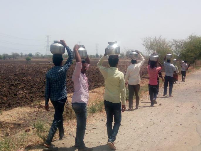 The youth came to save tree; giving water manualy | वृक्ष संगोपनासाठी सरसावले युवक; डोक्यावर हंडा भरुन वृक्षांना पाणी The youth came to save tree; giving water manualy | वृक्ष संगोपनासाठी सरसावले युवक; डोक्यावर हंडा भरुन वृक्षांना पाणी